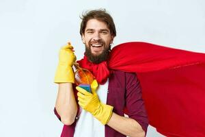 Mens met schoonmaak benodigdheden professioneel huiswerk levensstijl foto