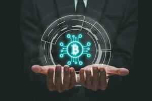 bitcoin cryptogeld, persoon hand- Holding bitcoin icoon met stad scape bokeh achtergrond, financieel technologie, internet geld, bedrijf concept. foto