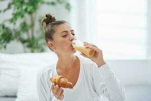 jong vrouw Aan bed met voedsel catering doos foto