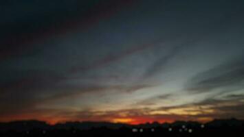 wazig achtergrond van dramatisch lucht kleur Bij zonsondergang over- de bergen. foto