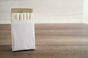 sigaret in pak, rollen tabak in papier met filter buis, Nee roken concept. foto