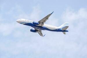 nieuw Delhi, Indië, april 16 2023 - indigo luchtbus a320 nemen uit van indra Gandhi Internationale luchthaven Delhi, indigo huiselijk vliegtuig vliegend in de blauw lucht gedurende dag tijd foto