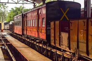 kalka, Indië, maart 16 2023 - visie van speelgoed- trein spoorweg sporen van de midden- gedurende dag in de buurt kalka spoorweg station in Indië, speelgoed- trein bijhouden visie, Indisch spoorweg knooppunt, zwaar industrie foto