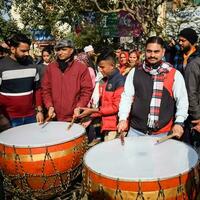 nieuw Delhi, Indië - januari 16 2023 - duizenden van mensen verzameld gedurende eerste minister narendra modi bjp weg show, mensen gedurende p.m modi groot verkiezing rally in de hoofdstad foto