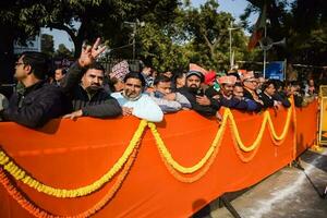 nieuw Delhi, Indië - januari 16 2023 - duizenden van mensen verzameld gedurende eerste minister narendra modi bjp weg show, mensen gedurende p.m modi groot verkiezing rally in de hoofdstad foto