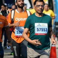 nieuw Delhi, Indië - april 16 2023 - vedanta Delhi voor de helft marathon ras na covid in welke marathon deelnemers over naar kruis de af hebben lijn, Delhi voor de helft marathon 2022 foto