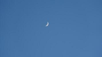 de blauw lucht visie met de kromme wit maan in de lucht in de dag foto