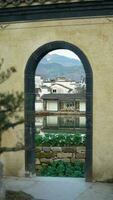 de mooi traditioneel Chinese dorp visie met de klassiek architectuur en vers groen bomen net zo achtergrond foto