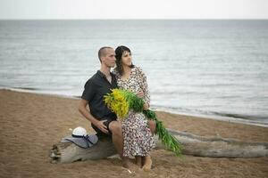 romantisch jong paar in liefde Aan de strand foto