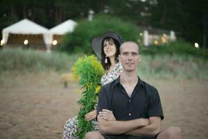 romantisch jong paar in liefde Aan de strand foto