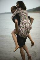 romantisch jong paar in liefde Aan de strand foto