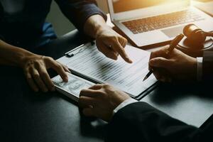 zaken en advocaten bespreken contractpapieren met koperen schaal op bureau in kantoor. wet, juridische diensten, advies, rechtvaardigheid en wet concept foto met film grain effect