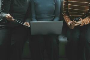 Aziatisch bedrijf vrouw gebruik makend van rekenmachine en laptop voor aan het doen wiskunde financiën Aan een kantoor bureau, belasting, rapport, boekhouding, statistieken, en analytisch Onderzoek concept foto