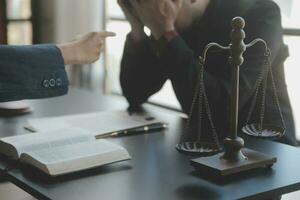 zaken en advocaten bespreken contractpapieren met koperen schaal op bureau in kantoor. wet, juridische diensten, advies, rechtvaardigheid en wet concept foto met film grain effect