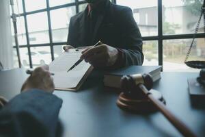 zaken en advocaten bespreken contractpapieren met koperen schaal op bureau in kantoor. wet, juridische diensten, advies, rechtvaardigheid en wet concept foto met film grain effect