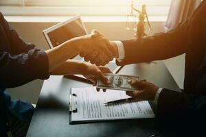 zaken en advocaten bespreken contractpapieren met koperen schaal op bureau in kantoor. wet, juridische diensten, advies, rechtvaardigheid en wet concept foto met film grain effect