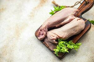 rauw tong varkensvlees vlees gezond maaltijd voedsel tussendoortje Aan de tafel kopiëren ruimte voedsel achtergrond rustiek top visie keto of paleo eetpatroon foto