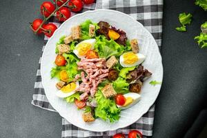 spek salade, ei, croutons, sla, salade dressing vinaigrette keuken maaltijd voedsel tussendoortje Aan de tafel kopiëren ruimte voedsel achtergrond rustiek top visie foto