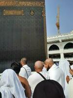 mekka, saudi Arabië, april 2023 - pelgrims van allemaal over- de wereld zijn Cadeau in de binnenplaats van masjid al-haram voor tawaf. foto