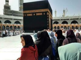 mekka, saudi Arabië, april 2023 - pelgrims van allemaal over- de wereld zijn Cadeau in de binnenplaats van masjid al-haram voor tawaf. foto