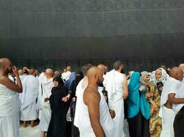 mekka, saudi Arabië, april 2023 - pelgrims van allemaal over- de wereld zijn Cadeau in de binnenplaats van masjid al-haram voor tawaf. foto