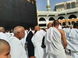 mekka, saudi Arabië, april 2023 - pelgrims van allemaal over- de wereld zijn Cadeau in de binnenplaats van masjid al-haram voor tawaf. foto