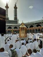 mekka, saudi Arabië, april 2023 - pelgrims van allemaal over- de wereld zijn Cadeau in de binnenplaats van masjid al-haram voor tawaf. foto