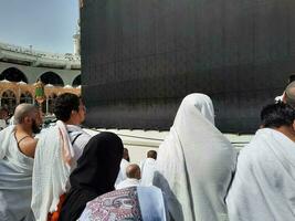 mekka, saudi Arabië, april 2023 - pelgrims van allemaal over- de wereld zijn Cadeau in de binnenplaats van masjid al-haram voor tawaf. foto