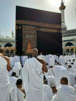 mekka, saudi Arabië, april 2023 - pelgrims van allemaal over- de wereld zijn Cadeau in de binnenplaats van masjid al-haram voor tawaf. foto