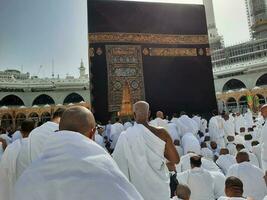 mekka, saudi Arabië, april 2023 - pelgrims van allemaal over- de wereld zijn Cadeau in de binnenplaats van masjid al-haram voor tawaf. foto