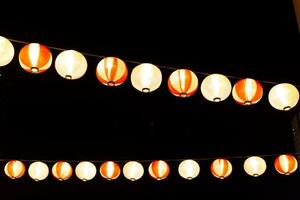helder licht Japans lamp in de festival Bij nacht met donker schemer lucht achtergrond foto