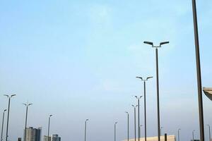 wit wolken blauw lucht met lamp post achtergrond en gebouw foto