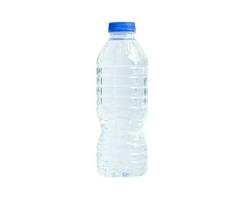 plastic fles water geïsoleerd op een witte achtergrond. foto