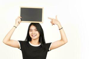 laten zien, presenteren en Holding blanco schoolbord van mooi Aziatisch vrouw geïsoleerd Aan wit foto