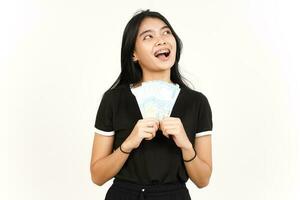 Holding 50000 roepia bankbiljet van mooi Aziatisch vrouw geïsoleerd Aan wit achtergrond foto