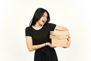 Holding pakket doos of karton doos van mooi Aziatisch vrouw geïsoleerd Aan wit achtergrond foto