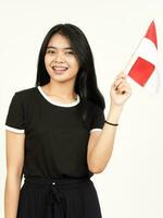 glimlachen en Holding Indonesisch vlag van mooi Aziatisch vrouw geïsoleerd Aan wit achtergrond foto