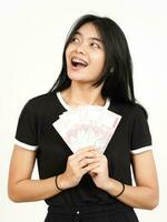 Holding 100000 roepia bankbiljet van mooi Aziatisch vrouw geïsoleerd Aan wit achtergrond foto