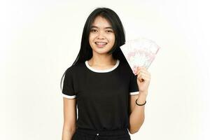 Holding 100000 roepia bankbiljet van mooi Aziatisch vrouw geïsoleerd Aan wit achtergrond foto