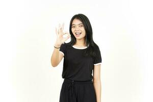 glimlachen en tonen OK teken van mooi Aziatisch vrouw geïsoleerd Aan wit achtergrond foto