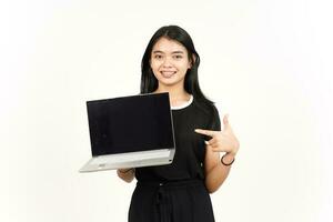 tonen en presentatie laptop blanco scherm van mooi Aziatisch vrouw geïsoleerd Aan wit achtergrond foto