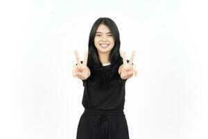 tonen vrede teken van mooi Aziatisch vrouw geïsoleerd Aan wit achtergrond foto