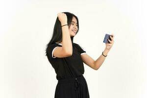 spelen mobiel spel Aan smartphone van mooi Aziatisch vrouw geïsoleerd Aan wit achtergrond foto