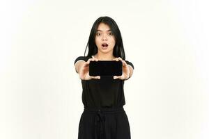 tonen blanco smartphone scherm van mooi Aziatisch vrouw geïsoleerd Aan wit achtergrond foto