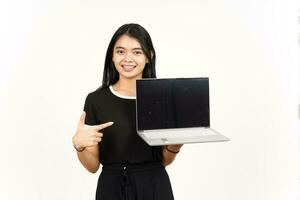 tonen en presentatie laptop blanco scherm van mooi Aziatisch vrouw geïsoleerd Aan wit achtergrond foto