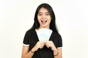 Holding 50000 roepia bankbiljet van mooi Aziatisch vrouw geïsoleerd Aan wit achtergrond foto