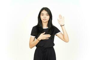 vloeken gebaar, maken een eed van mooi Aziatisch vrouw geïsoleerd Aan wit achtergrond foto