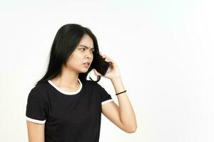 maken een telefoon telefoontje gebruik makend van smartphone met boos gezicht van mooi Aziatisch vrouw geïsoleerd Aan wit foto