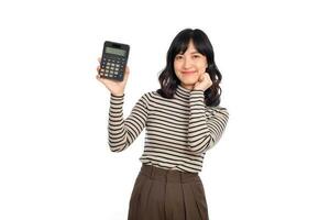 jong Aziatisch vrouw gewoontjes uniform Holding rekenmachine over- wit achtergrond. bedrijf en financieel concept foto