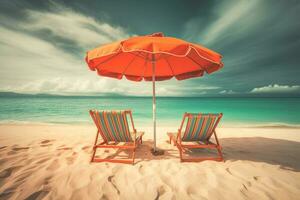 twee strand stoelen en paraplu Aan de tropisch strand met zee en lucht achtergrond, wijnoogst kleur toon foto